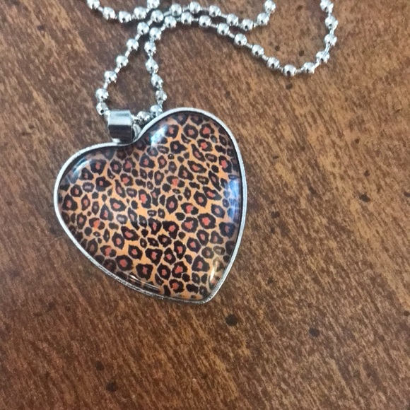 Leopard print Heart pendant necklace - Picture 2 of 3